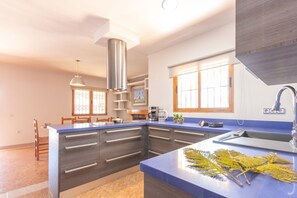 Frigorifero, microonde, forno, lavastoviglie