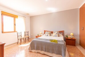 3 soverom, strykejern/-brett, reiseseng for barn og wi-fi