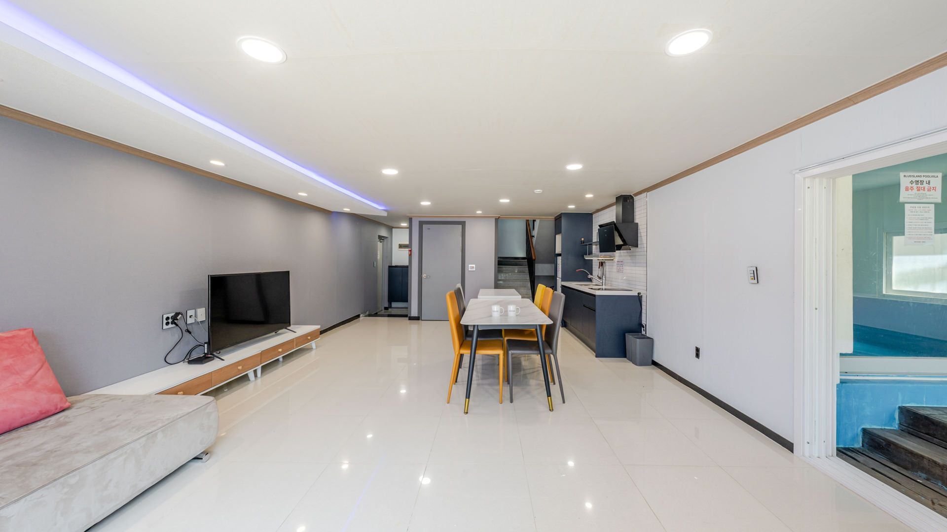 Un apartamento moderno con comedor, cocina y sala de estar.