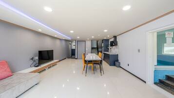 Un apartamento moderno con comedor, cocina y sala de estar.
