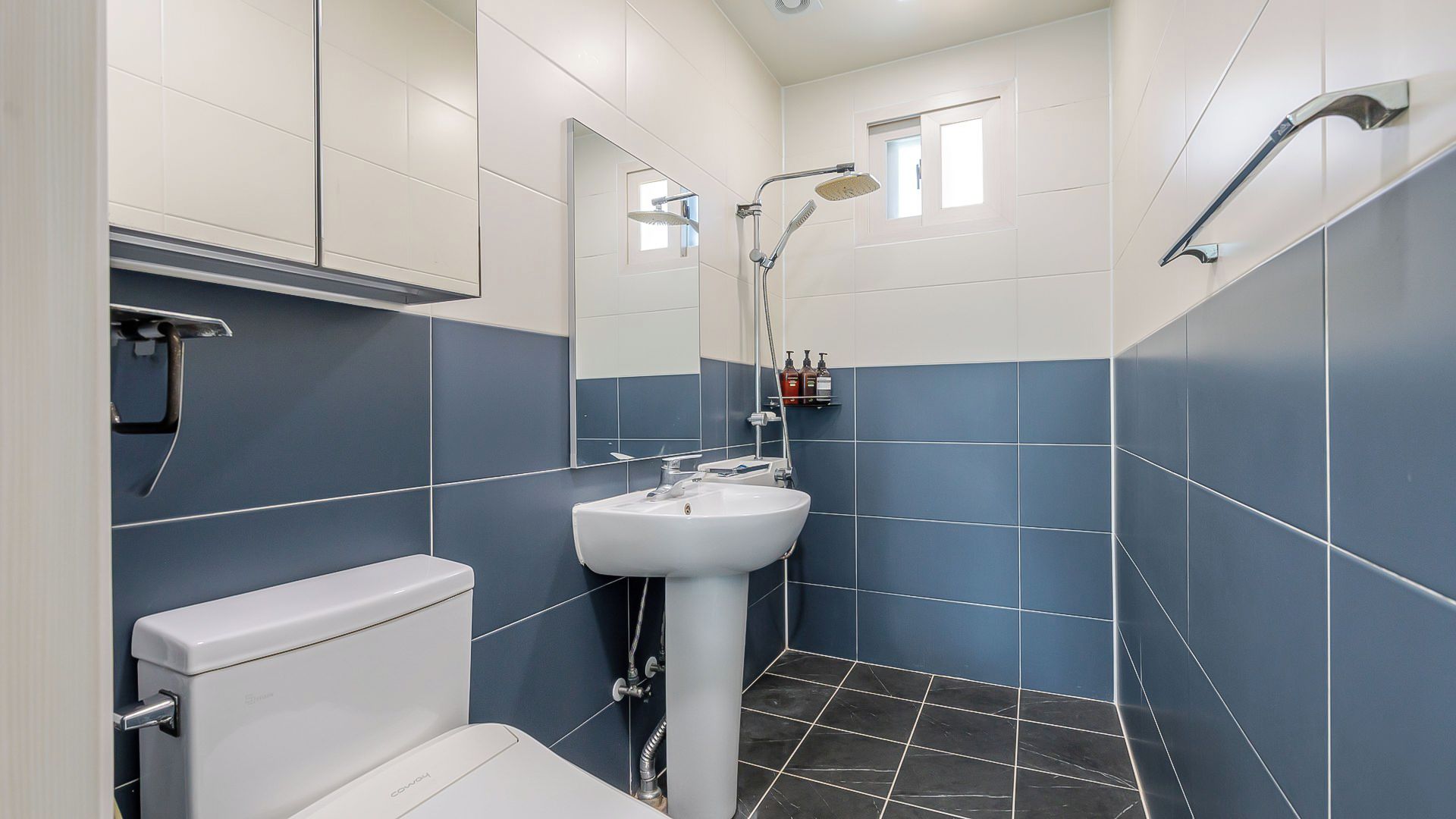 Ein Badezimmer mit Toilette, Waschbecken und Dusche.