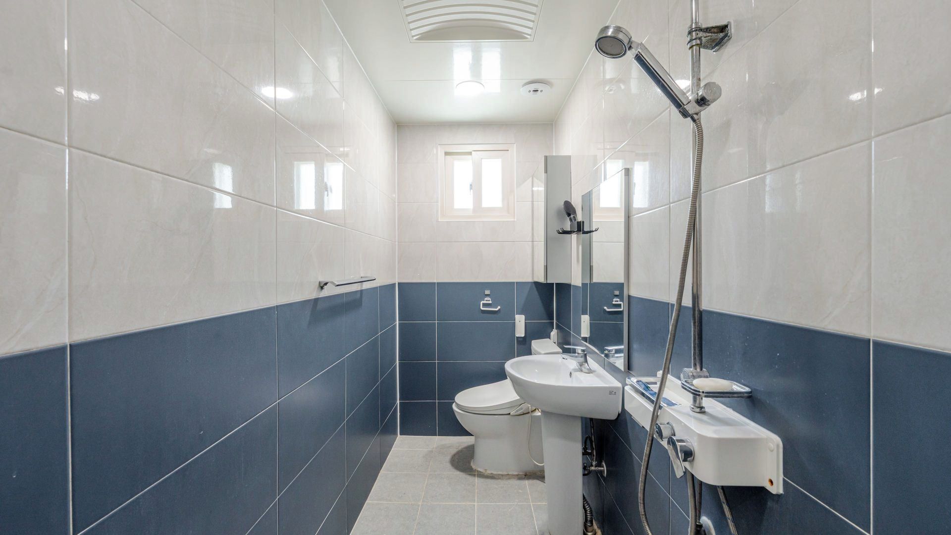 Un baño moderno con inodoro, lavabo y ducha.