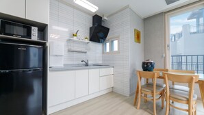 Basic-Zimmer, 1 Schlafzimmer (1-201(D / Pool not available)) | 1 Schlafzimmer, kostenloses WLAN