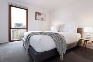 5 bedrooms, iron/ironing board, free WiFi, bed sheets