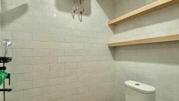 Departamento Deluxe | Baño | Regadera y toallas