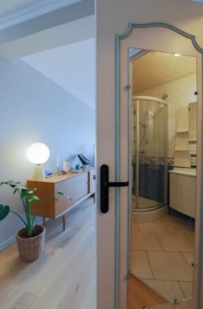 Een douche, een haardroger, zeep