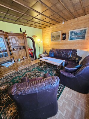 Smart TV, fireplace, stereo