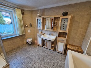 Dusche, Haartrockner, Handtücher, Toilettenpapier