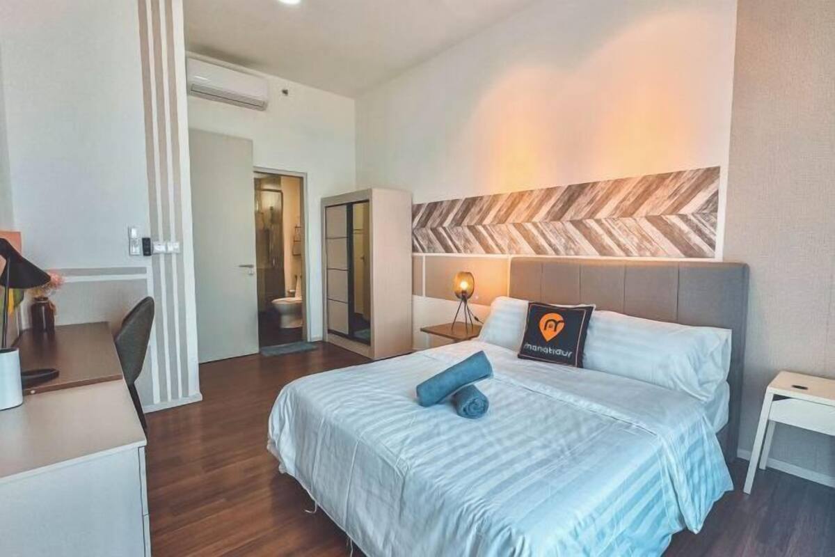 Desk, WiFi (free), bed sheets