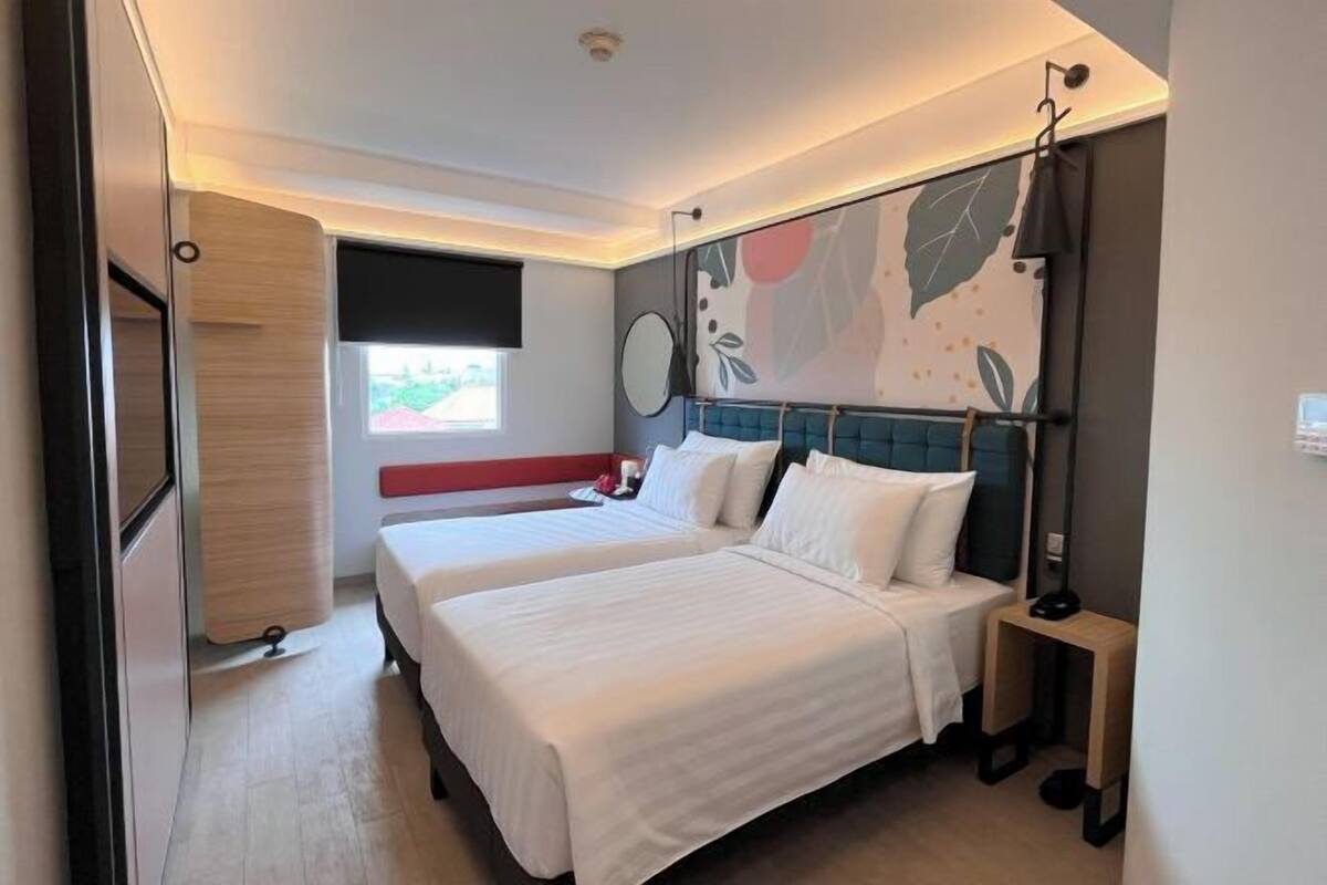 Minibar, laptop workspace, WiFi (free), bed sheets
