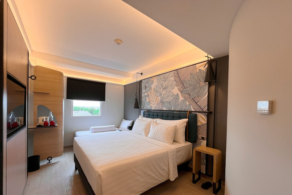 Deluxe Room, 1 Queen Bed with Sofa bed (with Single Sofa Bed) | 1 bedroom, laptop workspace, free WiFi, bed sheets