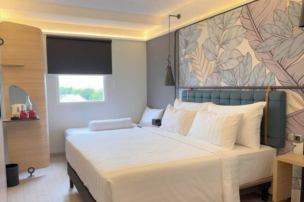 Minibar, laptop workspace, WiFi (free), bed sheets
