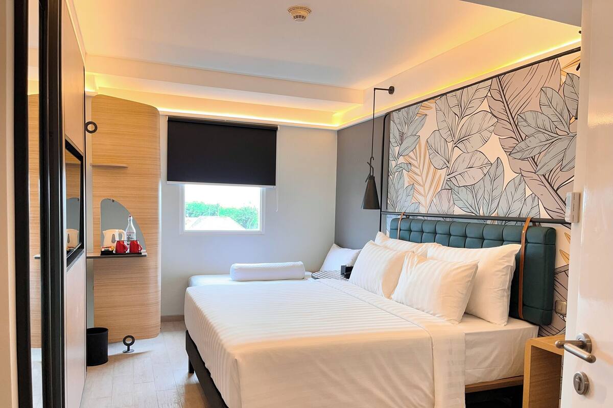 Deluxe Room, 1 Queen Bed with Sofa bed (with Single Sofa Bed) | Minibar, laptop workspace, WiFi (free), bed sheets