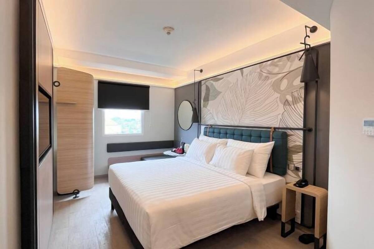 Minibar, laptop workspace, WiFi (free), bed sheets