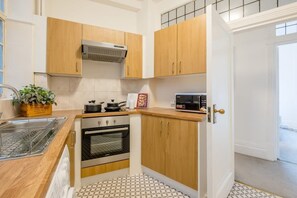 Refrigerador, horno, tostadora, utensilios de cocina