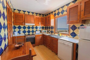 雪櫃、微波爐、焗爐、洗碗機