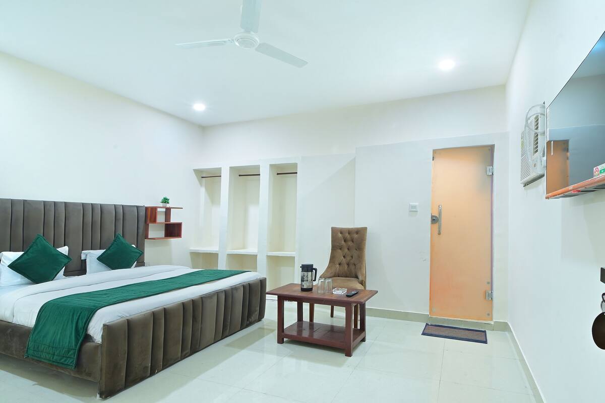 ห้องดีลักซ์ดับเบิล | เครื่องนอนระดับพรีเมียม, เตียงเมมโมรีโฟม, Wi-Fi ฟรี, ผ้าปูที่นอน