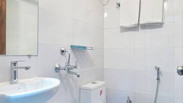 Deluxe Double Room | Bathroom | Rainfall showerhead, slippers, towels