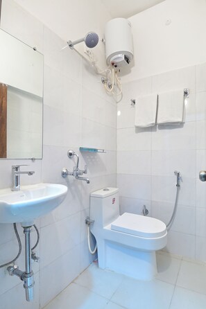 Quarto casal luxo | Banheiro | Chuveiro com efeito de chuva, chinelos, toalhas de banho 