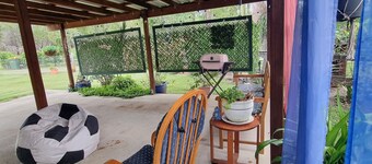 Cosy 2 bedroom cabin, with private fully fenced yard and alfresco area. 