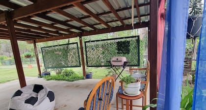 Cosy 2 bedroom cabin, with private fully fenced yard and alfresco area.