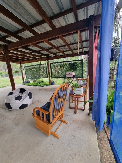Cosy 2 bedroom cabin, with private fully fenced yard and alfresco area. 