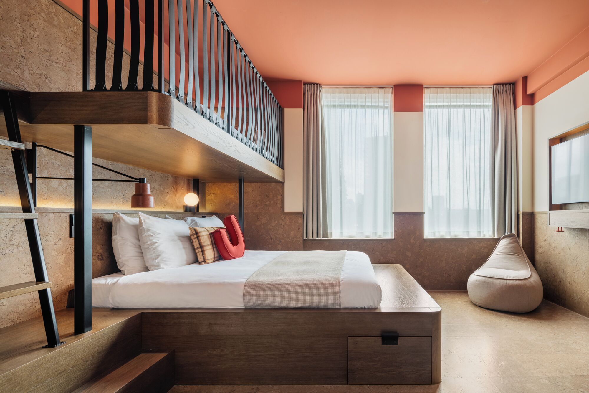 Sustainable Family Triple | Luxe beddengoed, geluiddichte muren, een strijkplank/strijkijzer