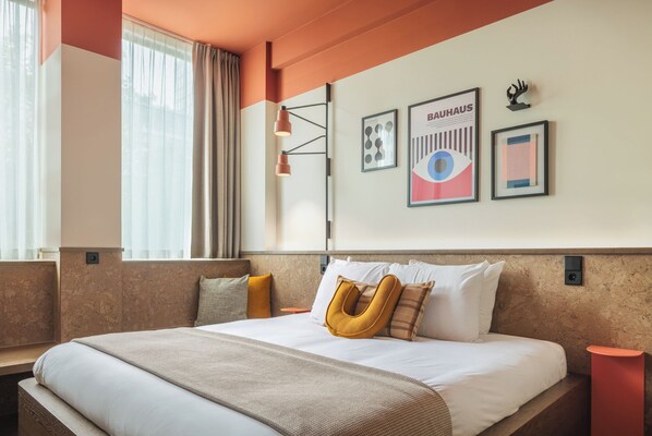 Sustainable Superior King | Premium bedding, soundproofing, iron/ironing board, free WiFi