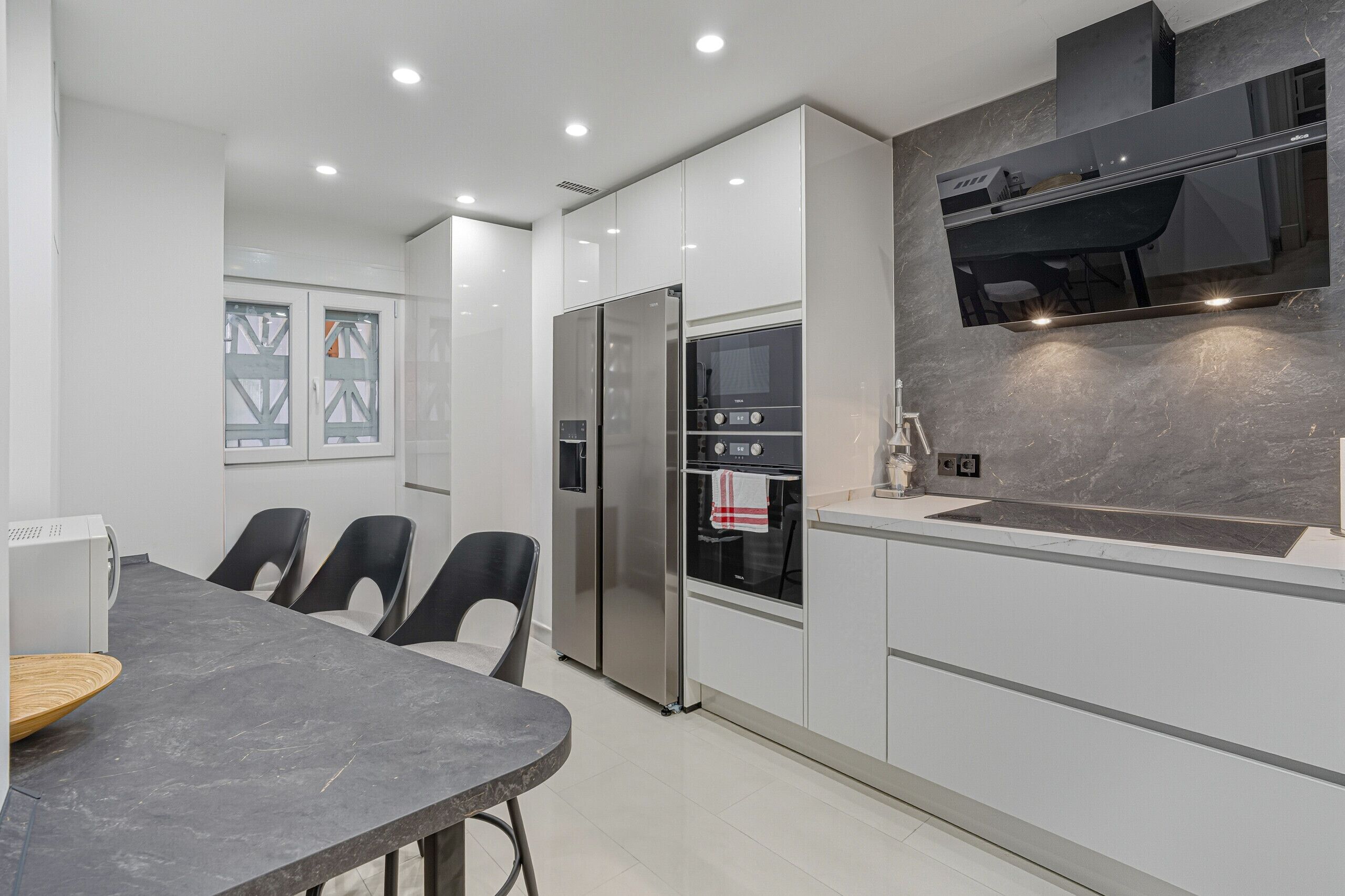 Réfrigérateur, four à micro-ondes, un four, surface de cuisson