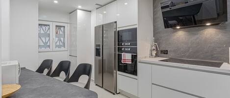 Refrigerador, microondas, horno, placa de cocina