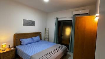 Apartamento básico, 2 habitaciones, vistas al jardín, en la zona del jardín | 2 dormitorios, cortinas opacas, tabla de planchar con plancha