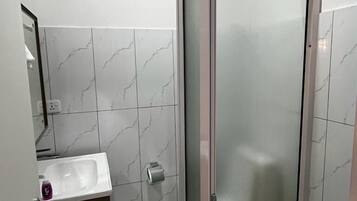 Apartamento básico, 2 habitaciones, vistas al jardín, en la zona del jardín | Baño | Secador de pelo, toallas y papel higiénico