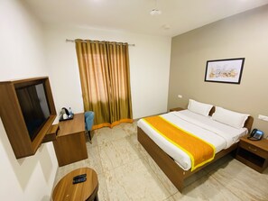 Habitación doble superior, 1 cama Queen size, para no fumadores, vista al patio | Edredón, caja de seguridad en la habitación y escritorio 