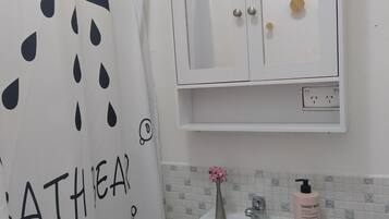 Dusch, hårtork, handdukar och tvål