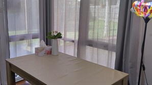 Et værelse med et træbord, en sæbeæske og en vase med en blomst.