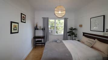 2 slaapkamers, een bureau, een strijkplank/strijkijzer, gratis wifi