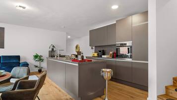 Fridge, oven, stovetop, dishwasher