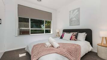 3 bedrooms, iron/ironing board, WiFi, bed sheets