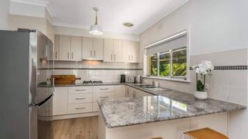 Frigorífico, microondas, horno y placa de cocina