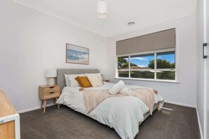 3 bedrooms, iron/ironing board, WiFi, bed sheets - Charming 3BR Home in Bendigo (Kennington)