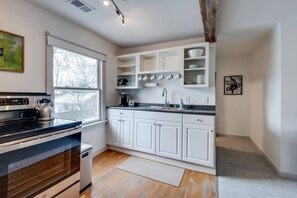 Fridge, microwave, oven, stovetop - This loft is a 1 bedroom(s), 1 bathrooms, located in Nashville, TN. (Nashville)
