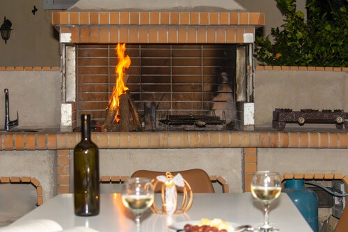 La Si'Ma, Villa with private pool, 2-bedrooms close to Margarites Village