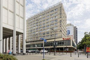 Front of property - Grey Apartment Śródmieście by Renters (Warsaw)