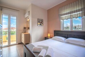 4 bedrooms, iron/ironing board, free WiFi, bed sheets