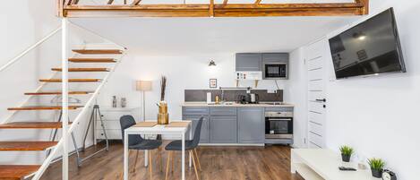 Comfort Apartment | Private kitchen | Mini-fridge, microwave, oven, stovetop