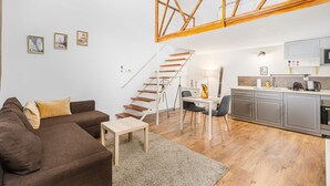 A modern apartment with a loft-style bedroom, a dining area, and a kitchen. - Venus Apartments - Keleti II (Budapest)