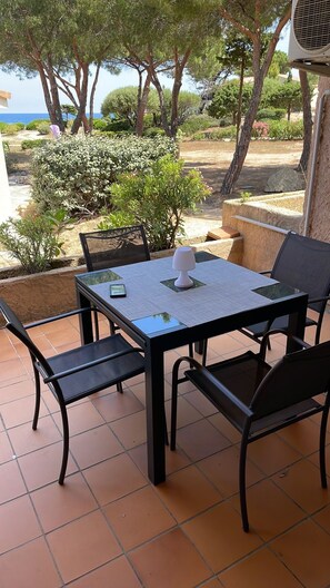 تناول الطعام بالخارج