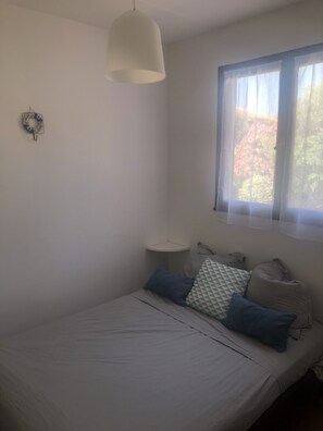 2 makuuhuonetta, silitysrauta/-lauta, vauvan matkasänky, Wi-Fi