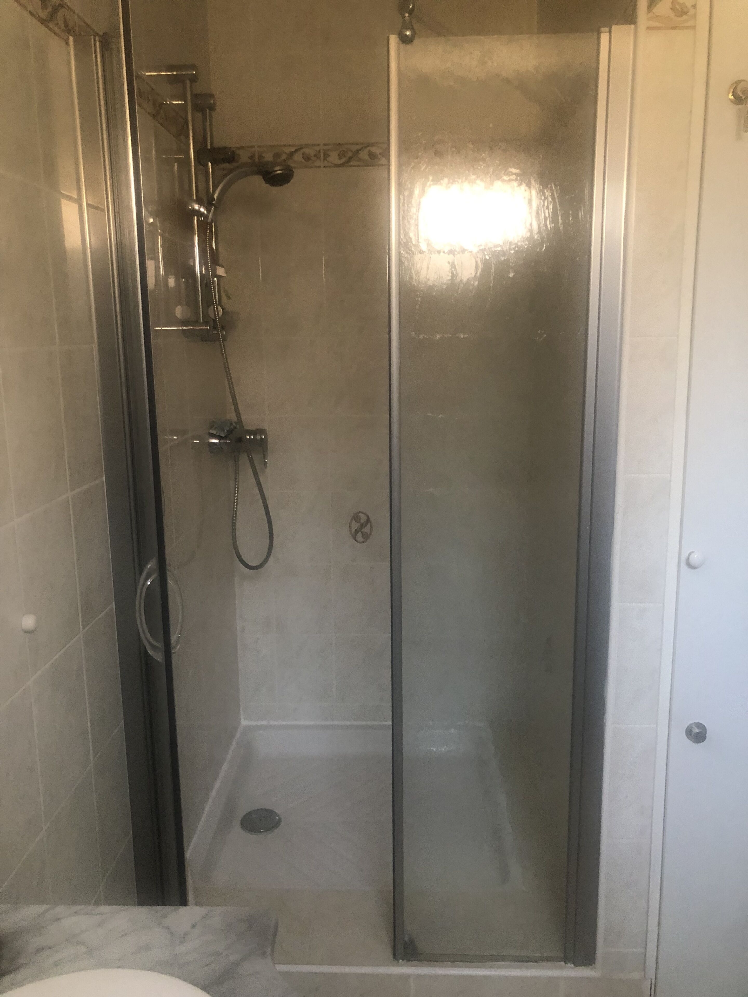 Douche, sèche-cheveux