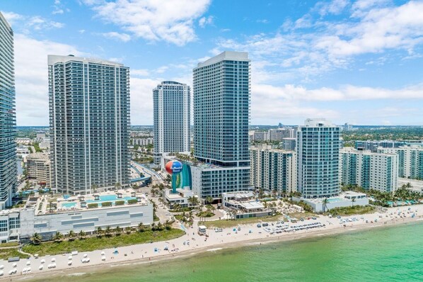 On the beach - Upper PENTHOUSE at 41th floor w/ Ocean VIEW @ Hallandale Beach FREE WIFI (Hollywood)